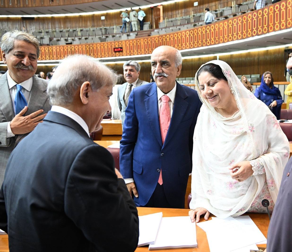  قومی اسمبلی کے بجٹ اجلاس میں وزیراعظم شہباز شریف اور دیگر  اہم اراکین سے ملاقات اور ملکی سیاسی صورتحال پر  گفتگو۔۔۔