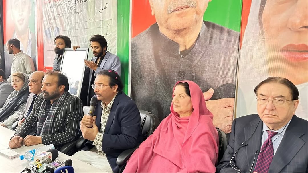 لاھور۔لوکل باڈی کمیٹی لاھور ڈویژن کے زیر اھتمام جوہر ٹاؤن میں تقریب تقریب کی مہمان خصوصی ڈویژنل کنوینئر اور رکن قومی اسمبلی ثمینہ خالد گھرکی تھیں۔ تقریب کا اھتمام سینئر پارٹی رھنما فیصل میر نے کیا۔ نظامت کے فرائض پارٹی رھنما مجید غوری نے ادا کیے